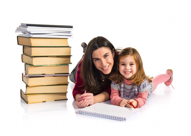 Moeder en dochter samen studeren. terug naar school