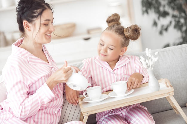 Moeder en dochter samen thuis plezier