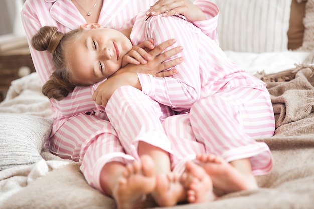 Moeder en dochter slapen leuk kind in pyjama