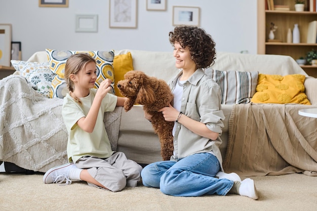 Moeder en dochter spelen met hond