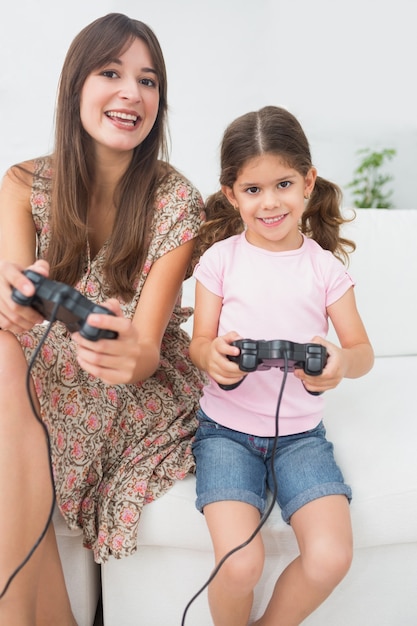 Moeder en dochter spelen van videogames