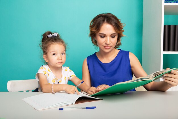 Moeder en dochter studeren om thuis te zitten a