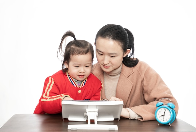 Moeder en dochter studeren online klas met tabletcomputer
