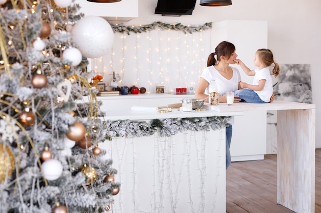 Moeder en dochter vermaken zich met Kerstmis in de keuken