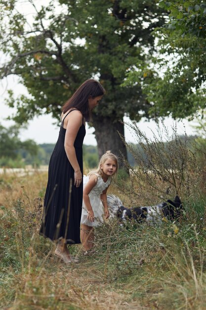 Moeder en dochter wandelen met hond