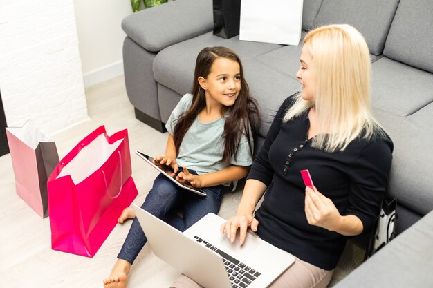 Moeder en dochter winkelen op internet