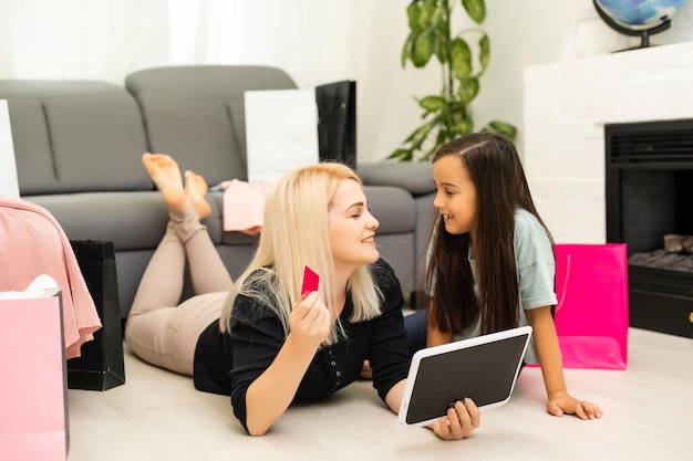 Moeder en dochter winkelen op internet