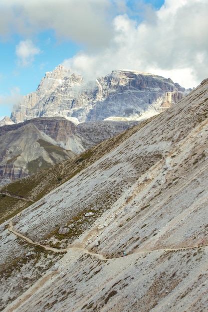 Moeder en dochter zijn op pad en hebben uitzicht op Tre Cime di Lavaredo. Dolomieten, Italië.