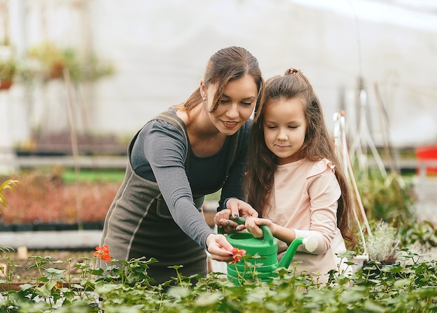 Moeder en dochter zorgen voor planten