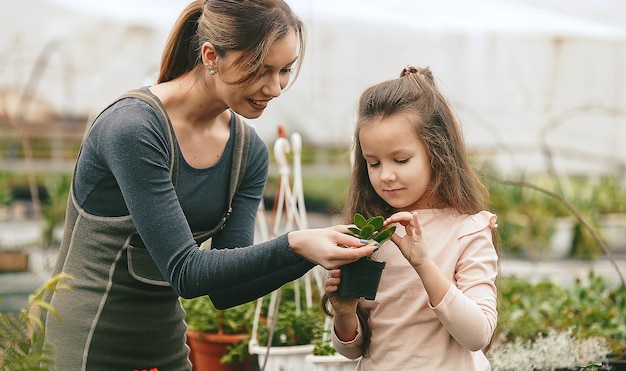 Moeder en dochter zorgen voor planten