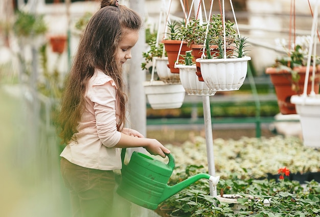 Foto moeder en dochter zorgen voor planten