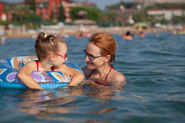 Moeder en dochter zwemmen in het resort