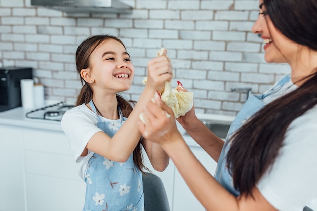 Moeder en dochterbakpannekoeken bij keukenbakkerij