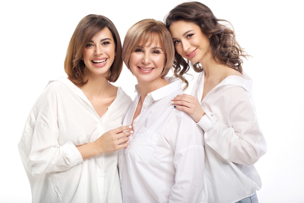 Foto moeder en dochters in het wit