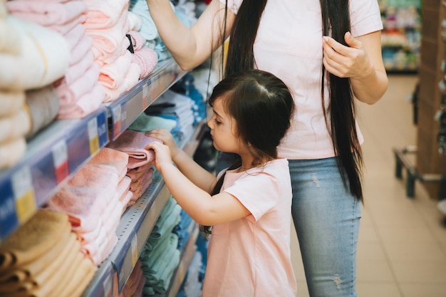 Moeder en dochtertje kopen handdoeken in de supermarkt