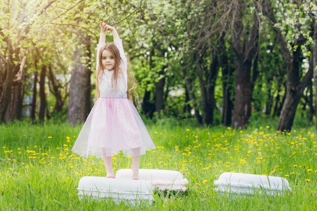 Moeder en een kleine dochter lopen in de lente bloeiende apple