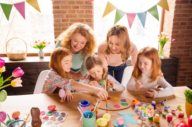 moeder en grootmoeder helpen kinderen te tekenen