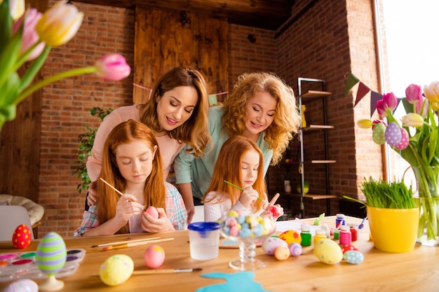 Moeder en grootmoeder met kinderen schilderen