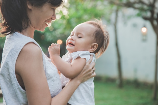 Moeder en haar baby hebben plezier in de tuin