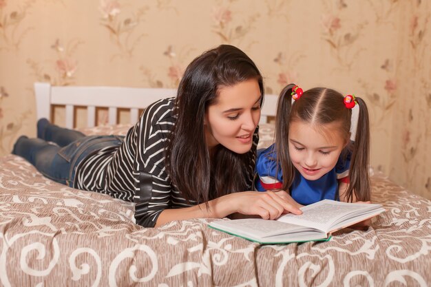 Moeder en haar dochter lezen een boek.