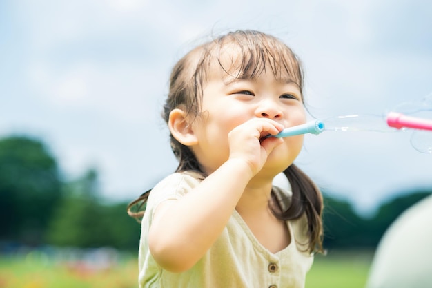 Moeder en haar dochter spelen met zeepbellen