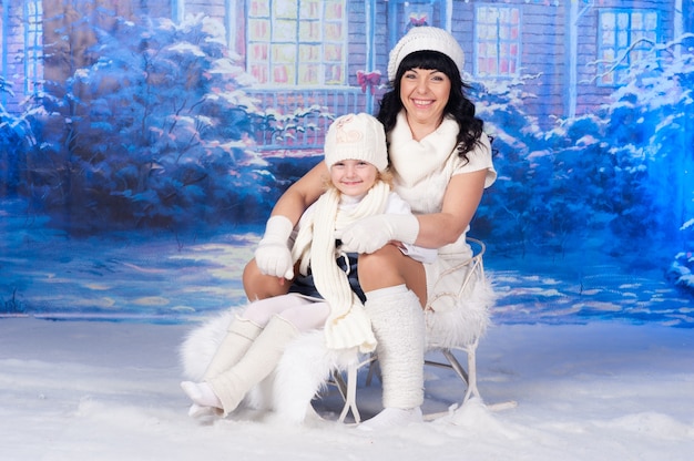 Foto moeder en haar dochter vieren kerstmis