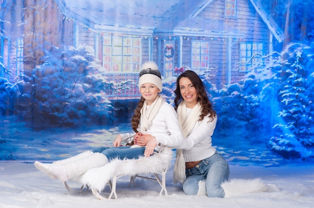 Foto moeder en haar dochter vieren kerstmis