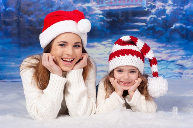 Moeder en haar dochter vieren kerstmis