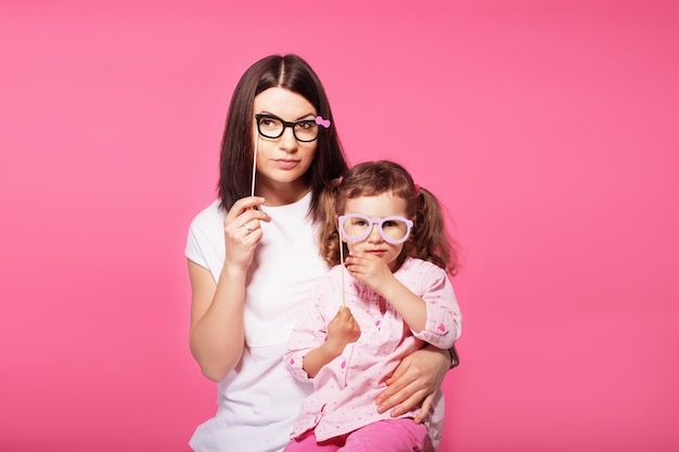 Moeder en haar kind dochter meisje met een papieren accessoires