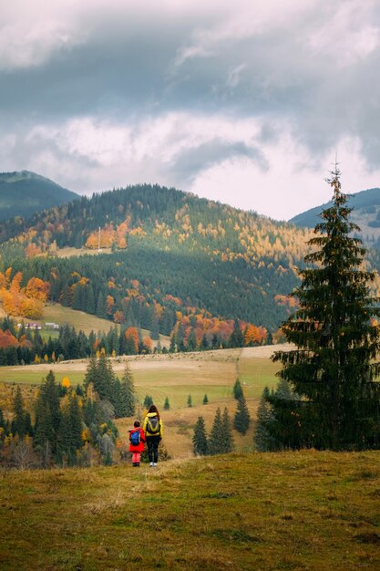 Moeder en haar kind op de Karpaten platteland in de herfst