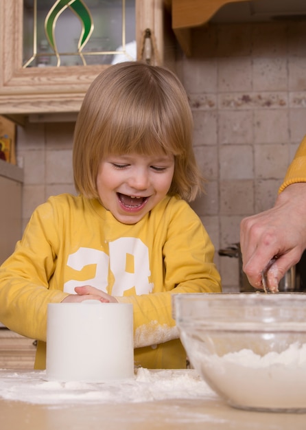 Foto moeder en haar kleine kind koken in de keuken.