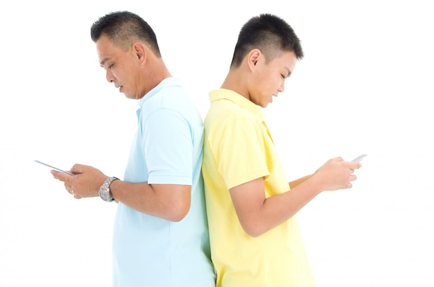 Moeder en haar zoon bezig met smartphones thuis