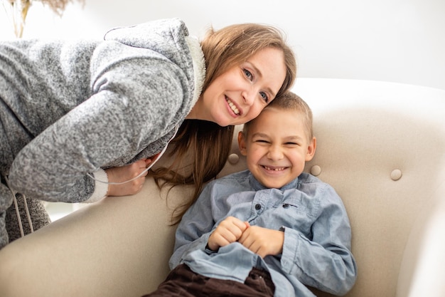 Moeder en haar zoon kijken samen tv