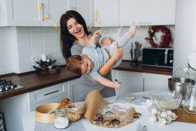 Moeder en haar zoon spelen spelletjes