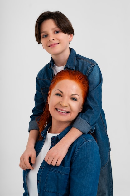 Foto moeder en jonge zoon die samen spijkeroutfits dragen