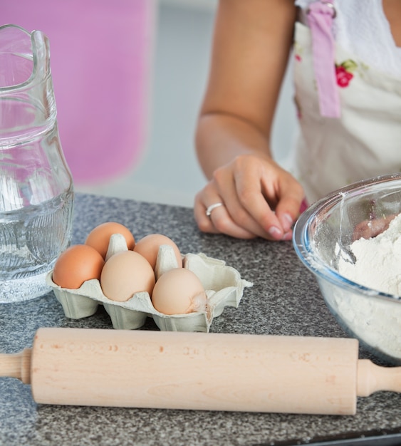 Moeder en kind koekjes bakken