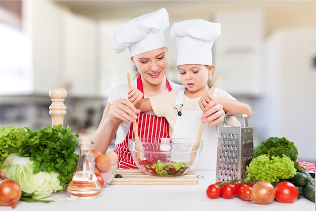 moeder en kind koken en plezier maken in de keuken