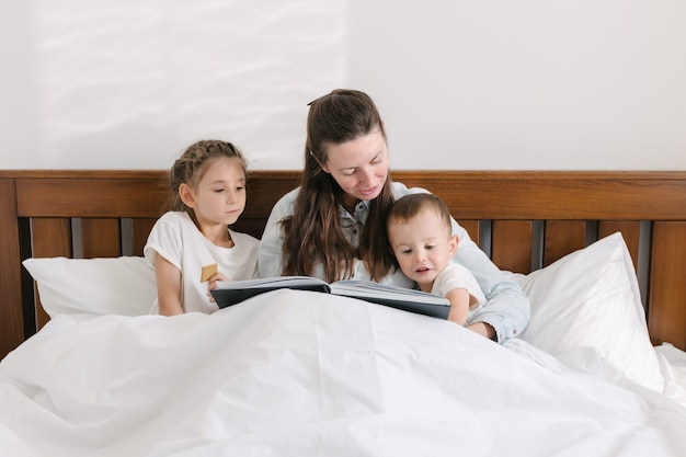 Moeder en kind lezen van een boek in bed in de rouw