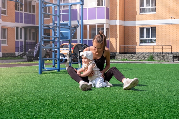 Moeder en kind lopen en spelen op de binnenplaats van de stad