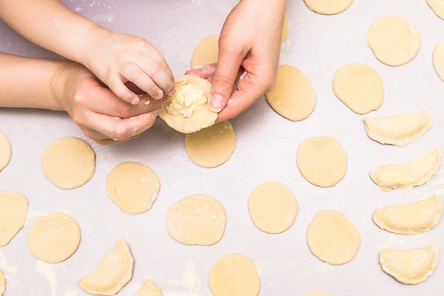 Moeder en kind maken ravioli