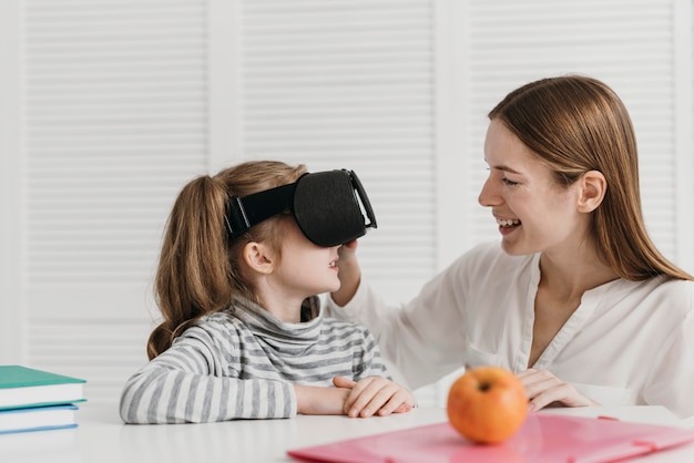 Foto moeder en kind met behulp van virtual reality-headset en gelukkig zijn