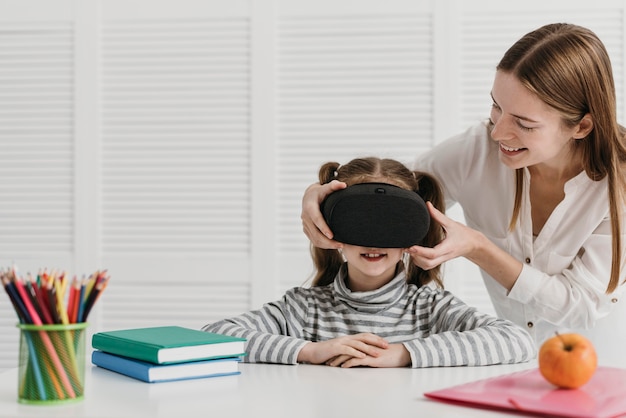 Moeder en kind met behulp van virtual reality-headset thuis