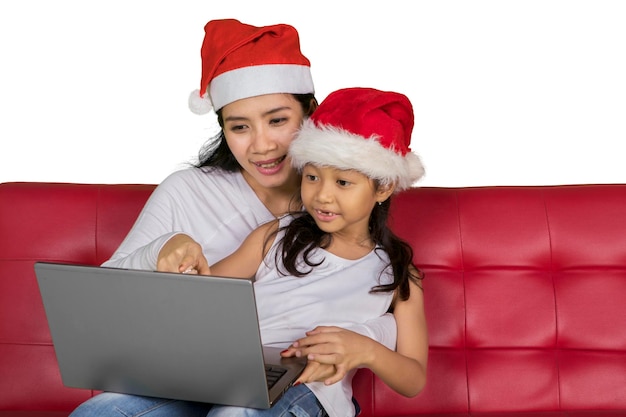 Moeder en kind met laptop tijdens Kerstmis