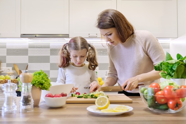 Moeder en kind samen koken thuis in de keuken