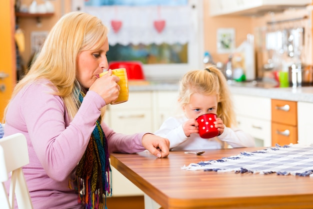 Moeder en kindconsumptiemelk in keuken