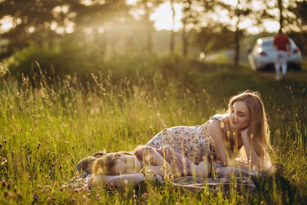 Moeder en kleine dochter spelen samen in een park