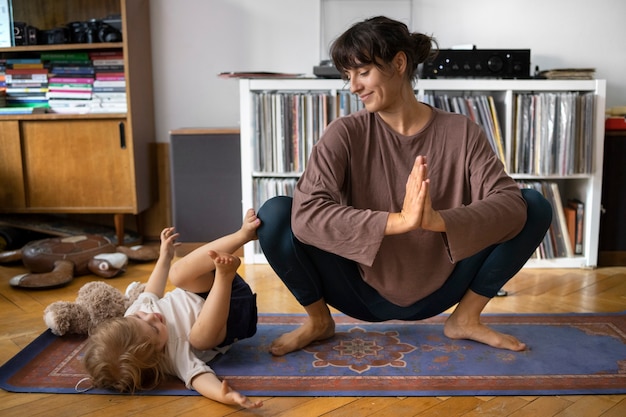 Foto moeder en meisje doen yoga