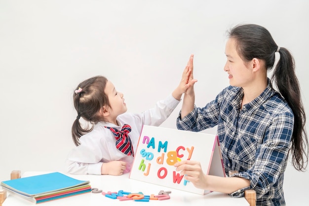 Moeder en meisje leren Engelse letters