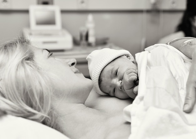 Moeder en pasgeboren baby huid op de huid na geboorte in het ziekenhuis