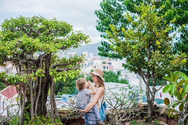 Moeder en peuter zoon toeristen in Vietnam. Po Nagar Cham Tovers.